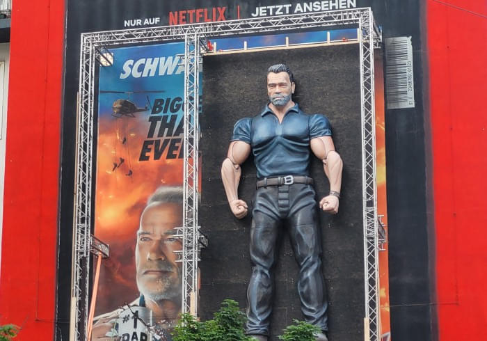 riesengroße Arnold Schwarzenegger Figur für Netflix-Serie